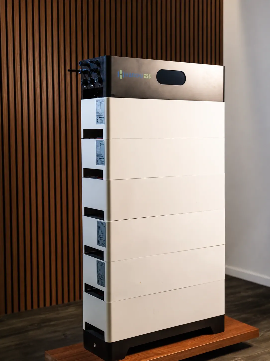The Hanchu ESS home battery from the side: the separate modules are stacked on top of each other