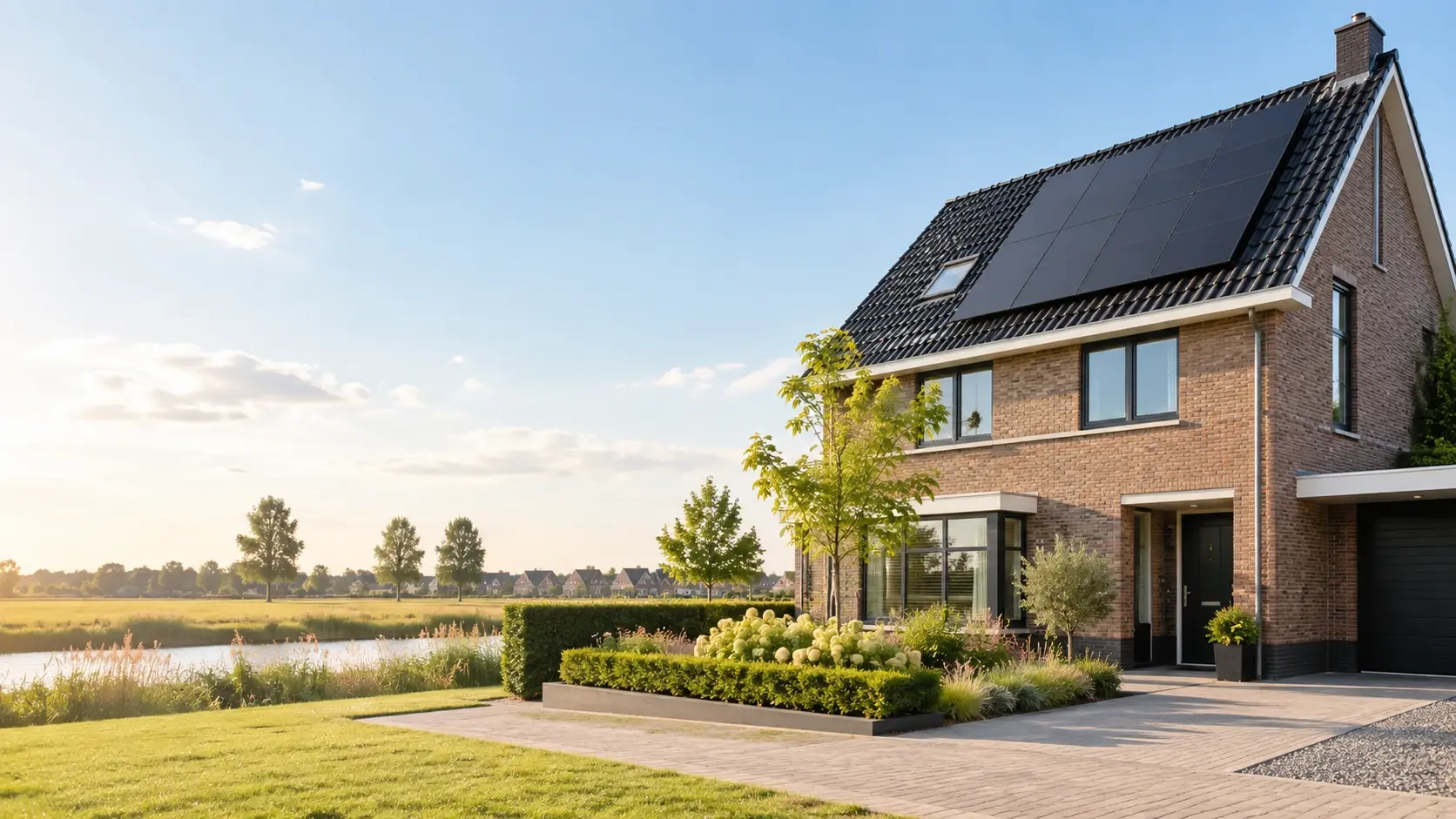 Vrijstaande woning met zonnepanelen in een groene omgeving